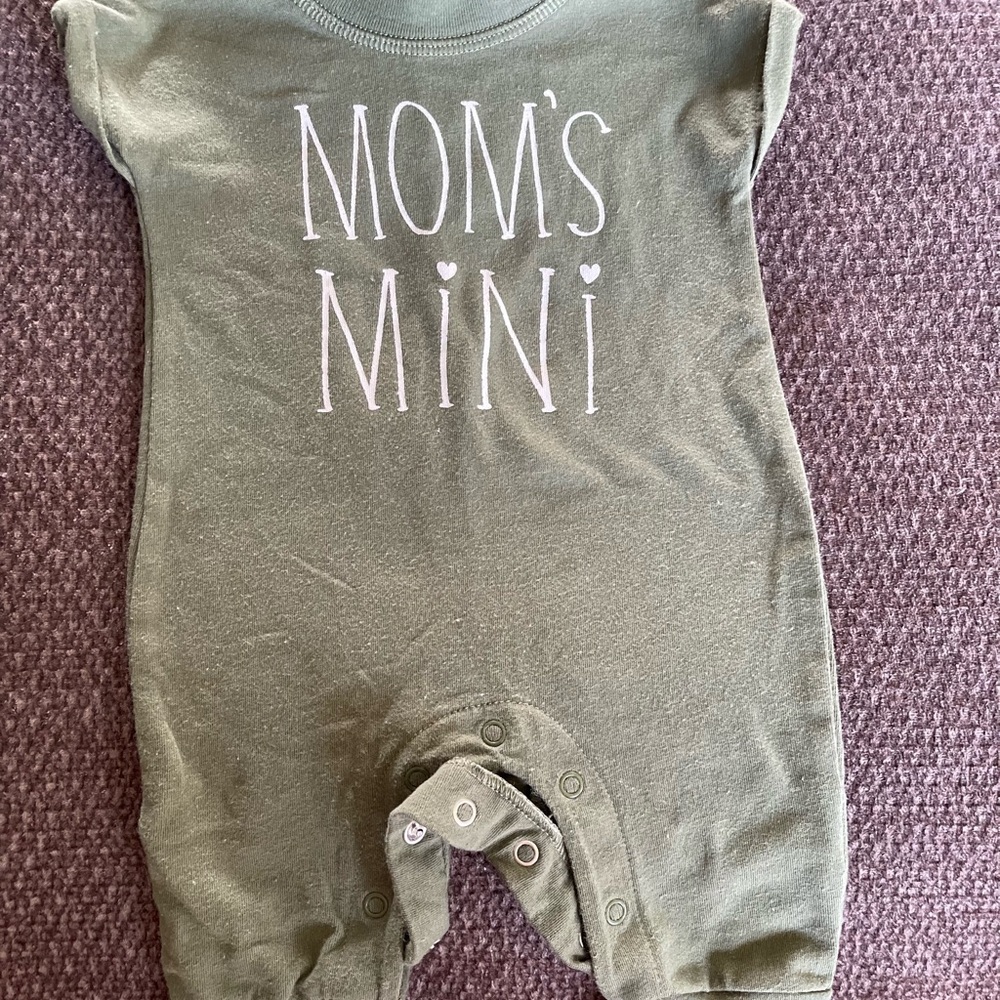 Cat & Jack Newborn SS Olive Green Bodysuit - Mom's Mini 💚🤍 EUC